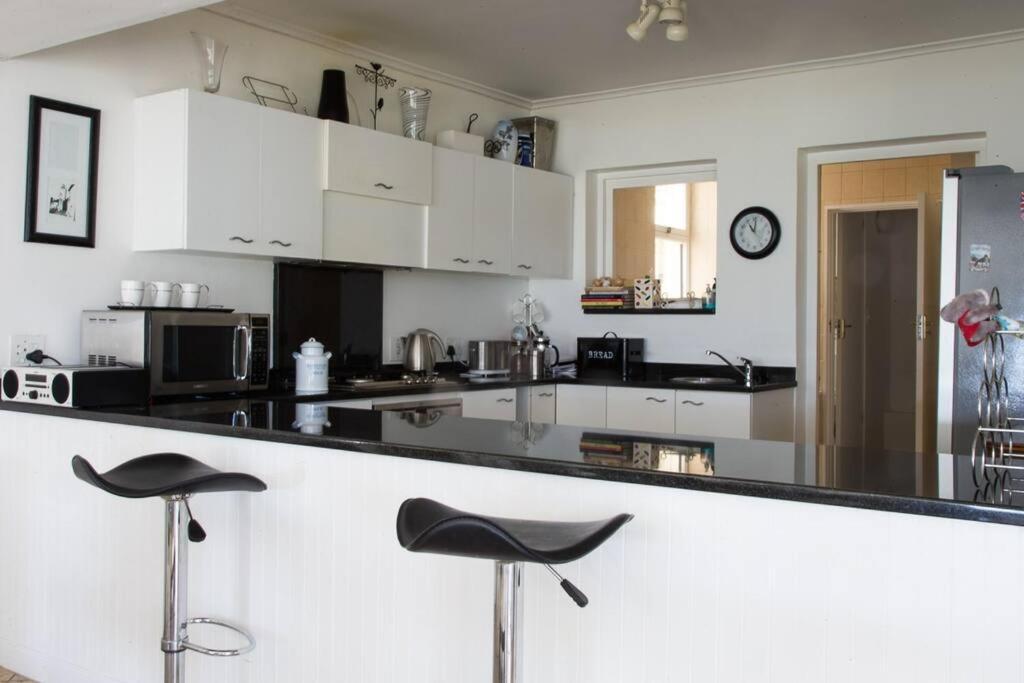 Spectacular Views Simonstown Ferienhaus *